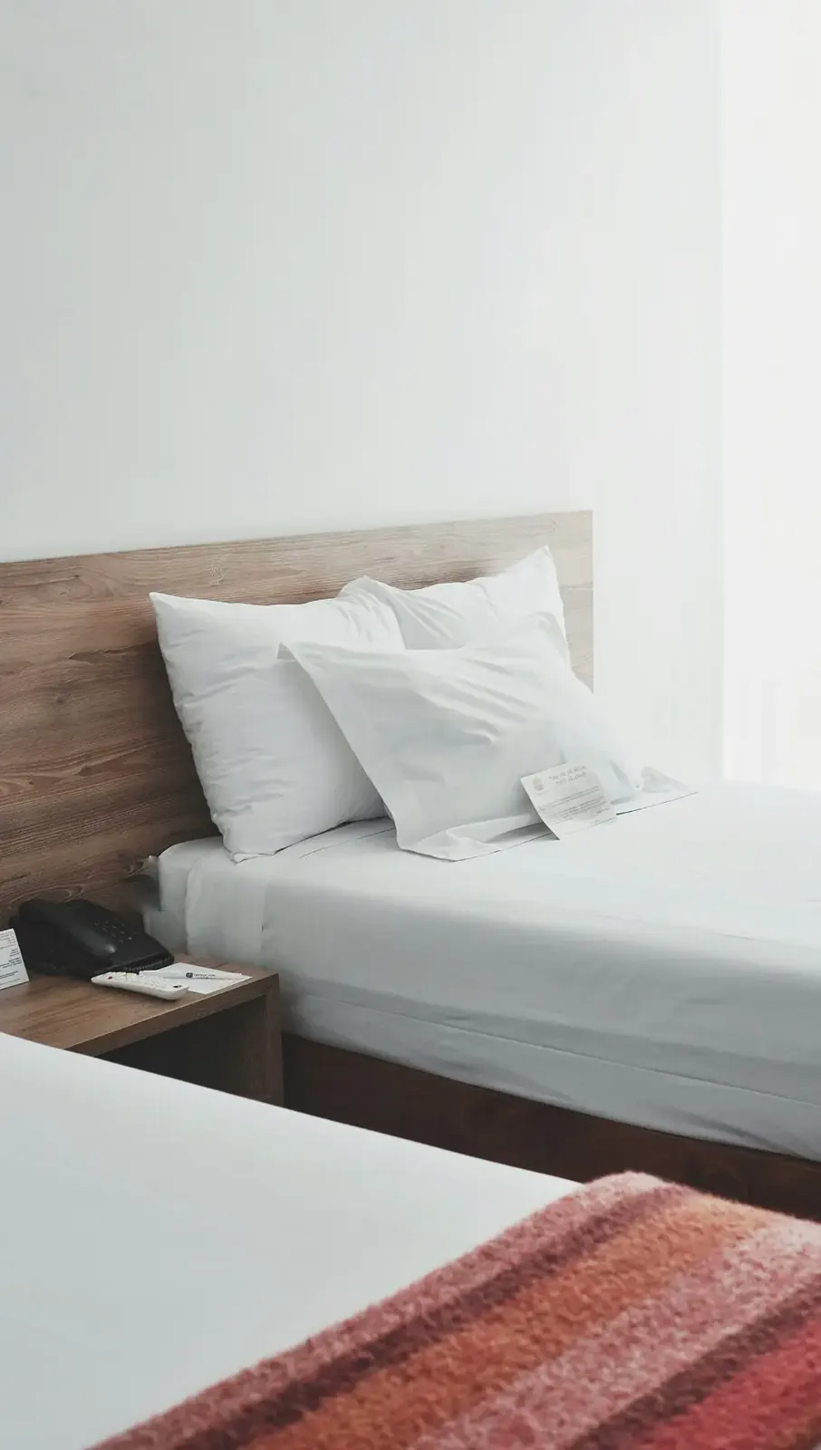 Cama de hotel junto a la ventana